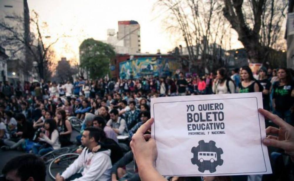 Alumnos marcharon por el Boleto Estudiantil