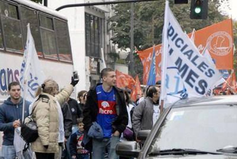 Judiciales de Quilmes vuelven a parar por 72 horas y cortan frente a los Civiles