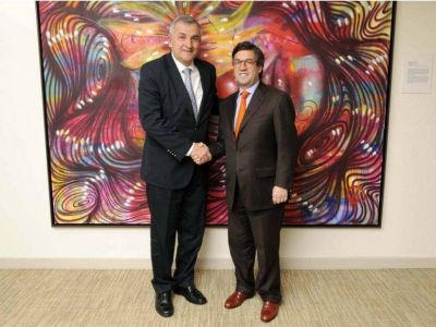 El gobernador gestiona financiamiento en EE UU