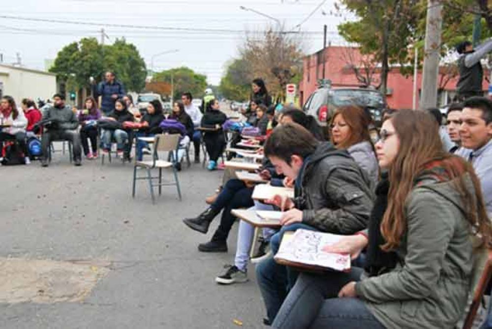 Alumnos y profesores instalaron bancos en la calle a modo de protesta