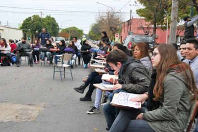 Alumnos y profesores instalaron bancos en la calle a modo de protesta
