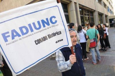 Pizzi le propuso a los docentes un adelanto del 15% con fondos de la UNCuyo