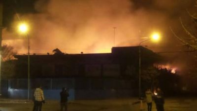 Imponente incendio en un autoservicio c�ntrico