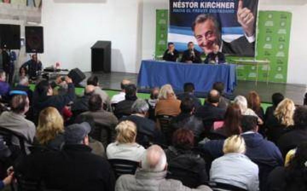  Ferraresi en la presentaci�n del �Movimiento Patri�tico N�stor Kirchner�