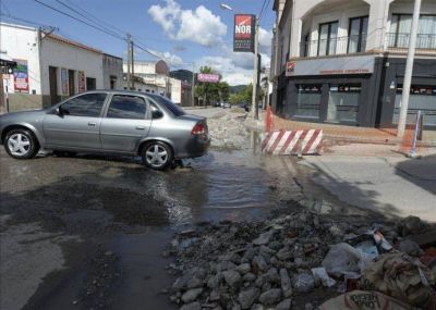 Finalmente, Aguas del Norte y la Municipalidad acordaron quien tapar� los baches