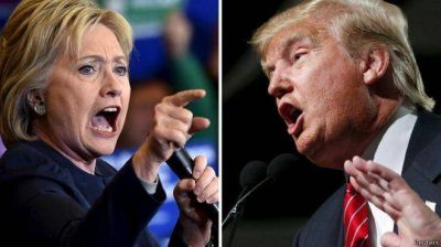 Hillary mira a Trump