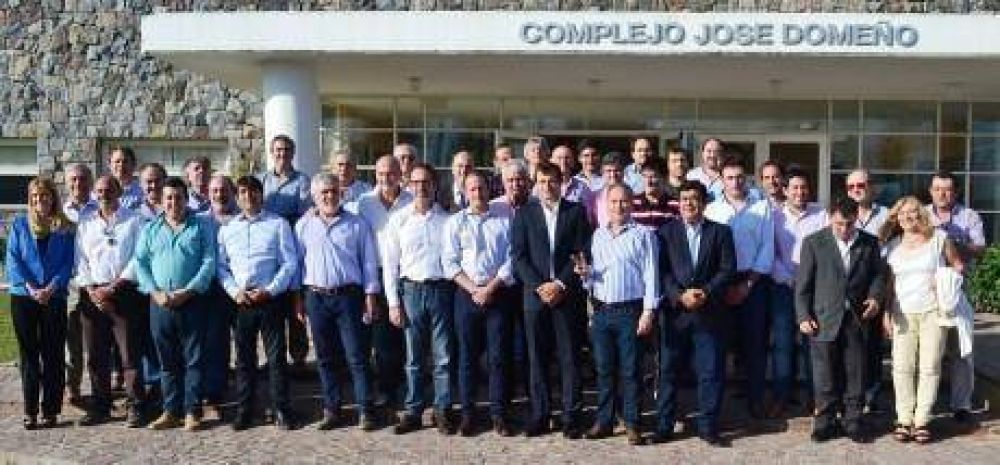 Intendentes peronistas buscan que el de Bol�var presida la Federaci�n Argentina de Municipios