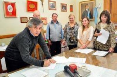 El Municipio firm� contratos para siembra en banquinas