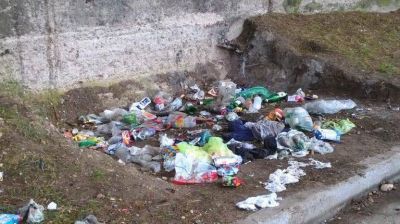Un basural en medio de la vereda