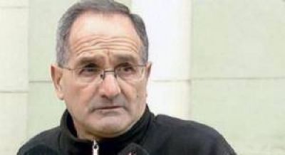Habl� el cura que prohibi� las calzas en misa