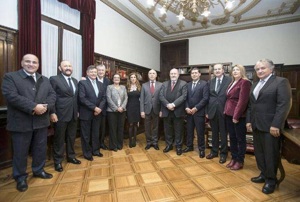 Verna en una reuni�n con ministros de la Corte