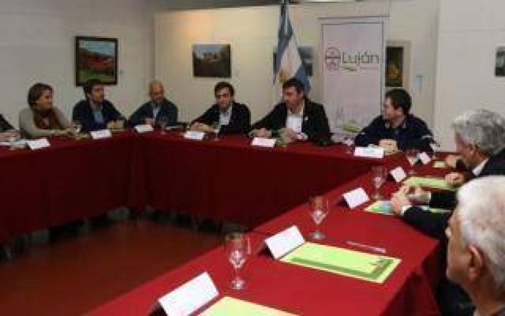 Primer encuentro de intendentes de la cuenca del r�o Luj�n con la CAF
