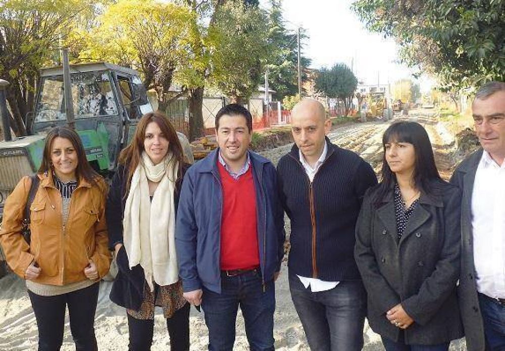 Nardini recorri� las obras de pavimentaci�n para Grand Bourg