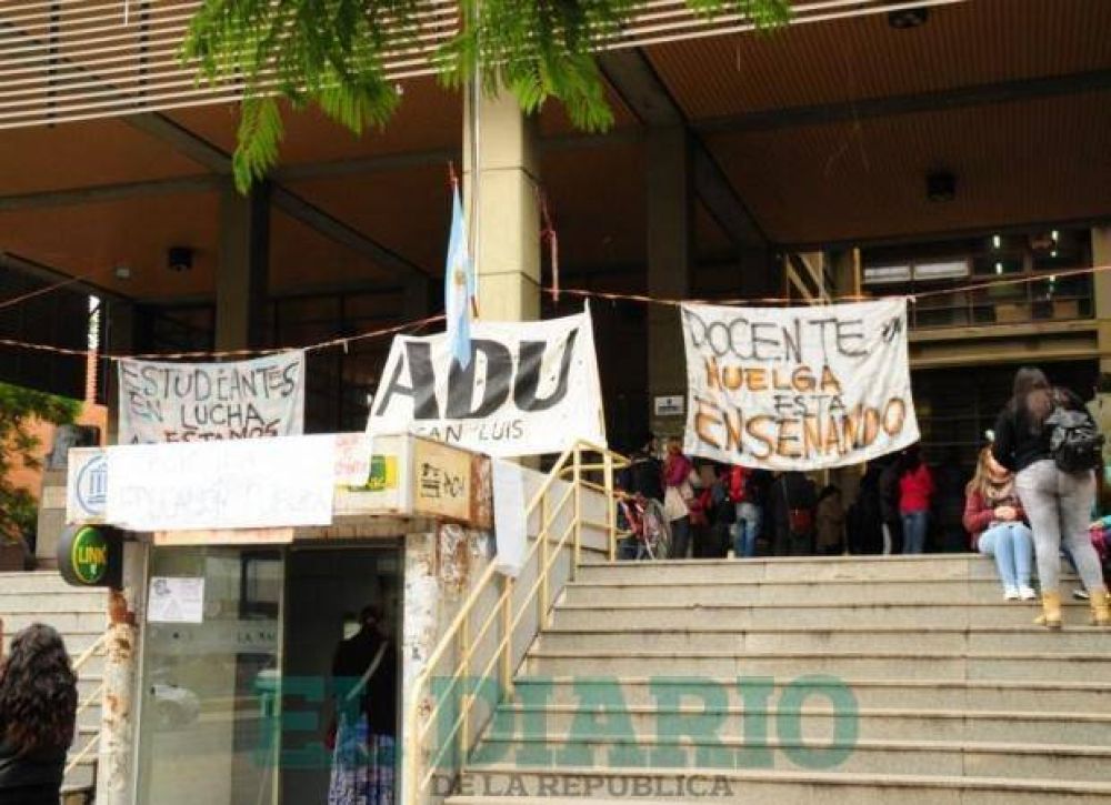 Aniversario y reclamos en la UNSL: docentes tomaron el Rectorado
