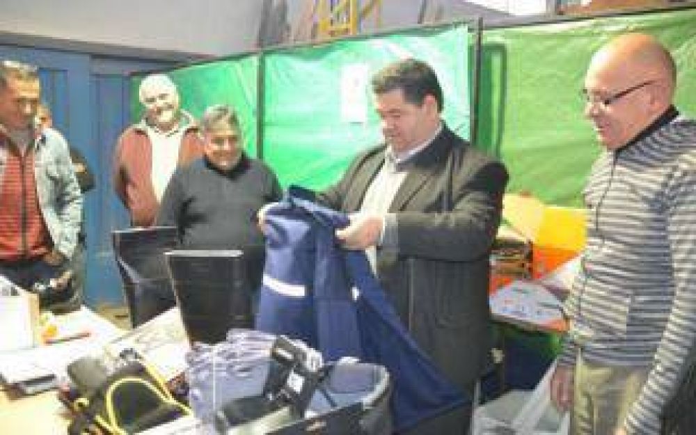 Nedela entreg� ropa de trabajo al personal del Corral�n en Berisso