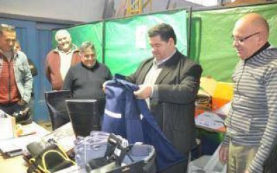 Nedela entreg� ropa de trabajo al personal del Corral�n en Berisso