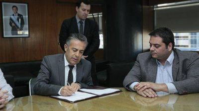 Cornejo y Triaca firmaron convenio para el sostenimiento de empleo agr�cola