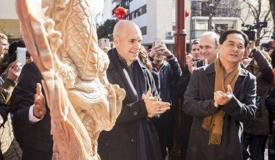 La Ciudad inaugur� esculturas en el Barrio Chino