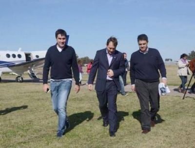 En avi�n llegaron a Lincoln, Jorge Macri y Manuel Mosca. Fueron recibidos por el intendente Serenal