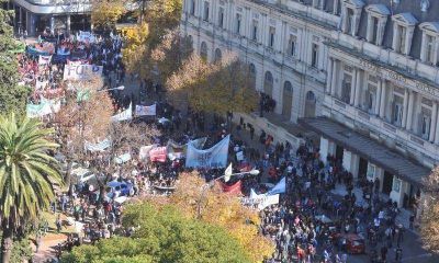Masiva demostraci�n de fuerza de los estatales contra �el ajuste� de Vidal