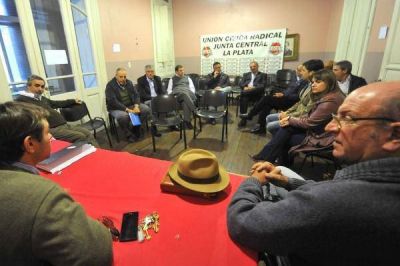 Los alcaldes radicales hacen punta en la reorganizaci�n del partido