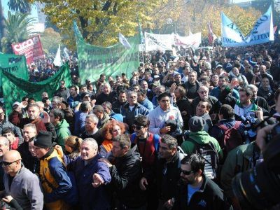 Con un fuerte llamado a la unidad gremial, cerca de 10 mil trabajadores marcharon a Gobernaci�n