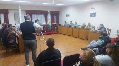 Concejales enfrentados por los despidos