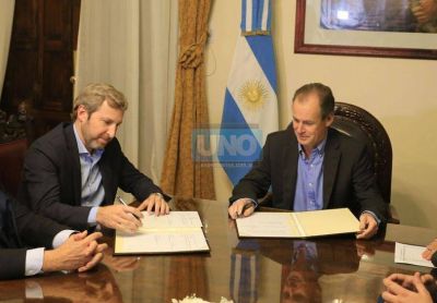 Frigerio firm� convenios para construir viviendas en localidades de Entre R�os