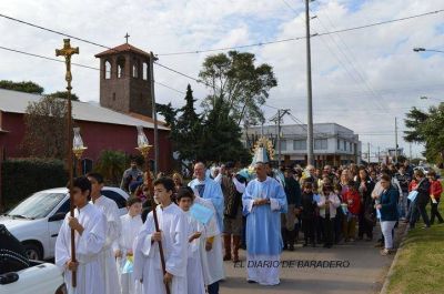 �Fiestas Patronales�. Ntra. Sra. de Luj�n sali� en procesi�n por las calles del barrio