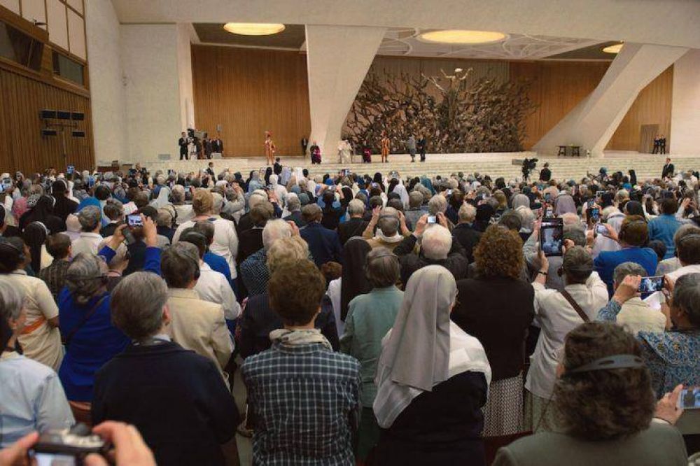 El Papa acepta crear una comisin que estudie el diaconado femenino