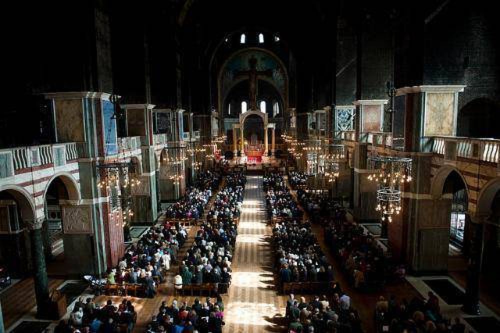 Catedral de Westminster, Inglaterra, acoge Misa con 700 parejas de matrimonio