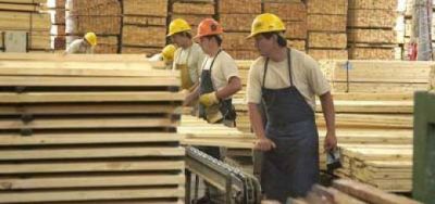 Madereros movilizados en reclamo de la fuente laboral