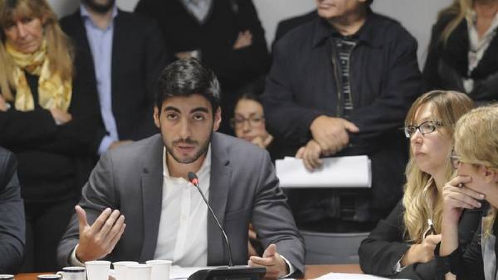 Por la ley antidespidos, diputados sindicales se cruzan y hasta saltan de bloque