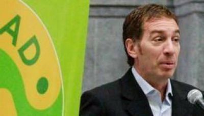 El traspaso policial va, pero con crujidos