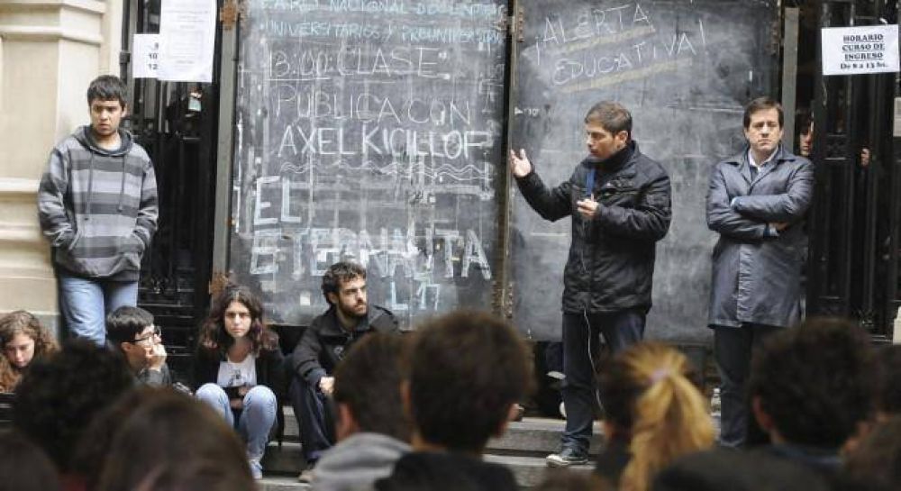 Acorralado por las causas, Kicillof intenta reinventarse como dirigente universitario
