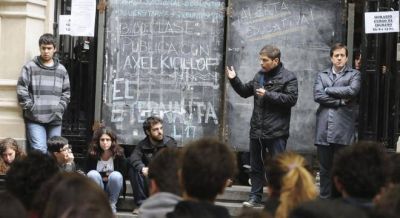 Acorralado por las causas, Kicillof intenta reinventarse como dirigente universitario