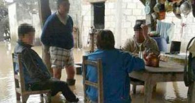 Desbord� el r�o Medina y aisl� a m�s de 200 familias en Los Agudo y Las Juntas