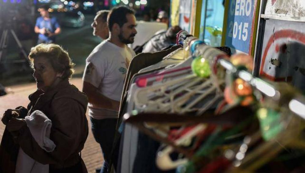 Tras las heladeras, llegan los percheros sociales