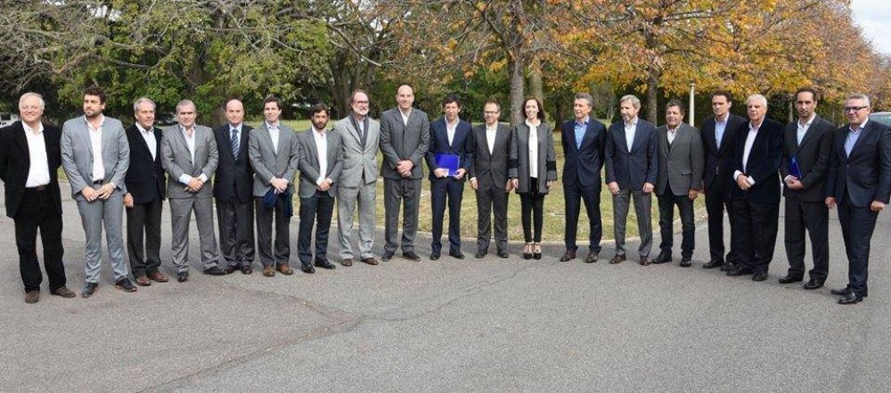 En Olivos, Macri e intendentes firmaron un convenio con AYSA