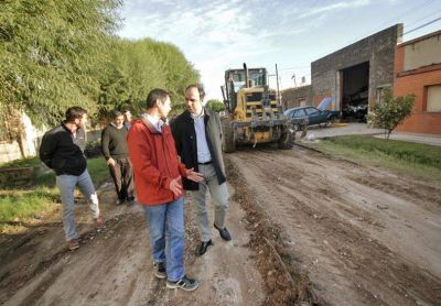 Luego de la lluvia, trabajan para recuperar calles de tierra y arena