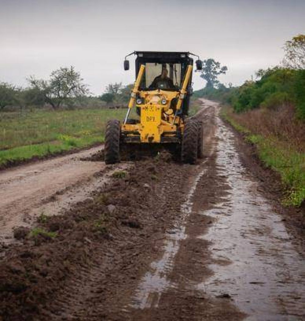 ​Tras los daos ocasionados por las lluvias reparan caminos