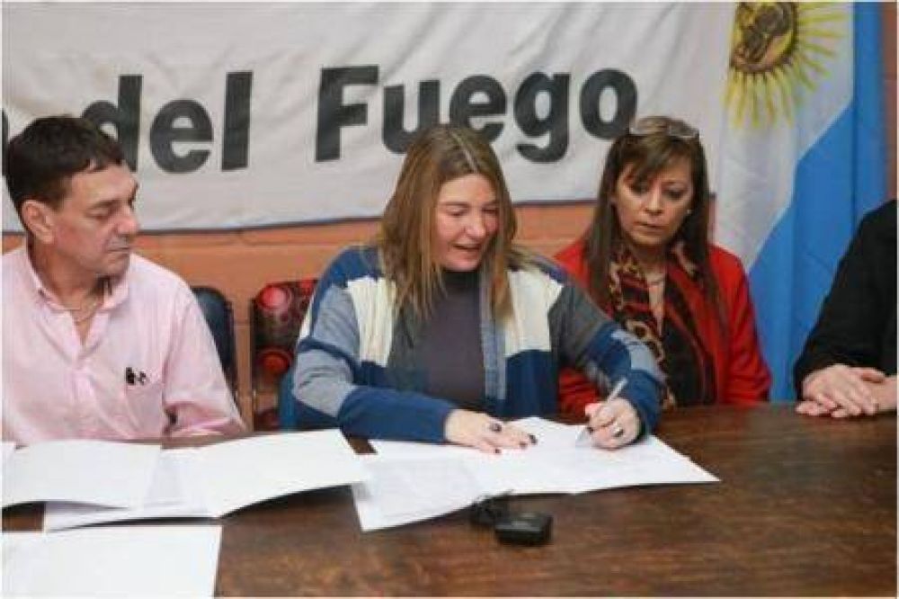 Gobierno y UPCN firmaron convenio de colaboraci�n