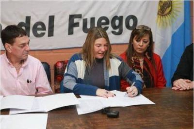 Gobierno y UPCN firmaron convenio de colaboraci�n