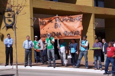 Naci�n reincorpor� a dos despedidos de Agricultura Familiar