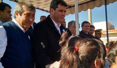 Sergio U�ac en Calingasta: entreg� viviendas y prometi� otras 50 m�s