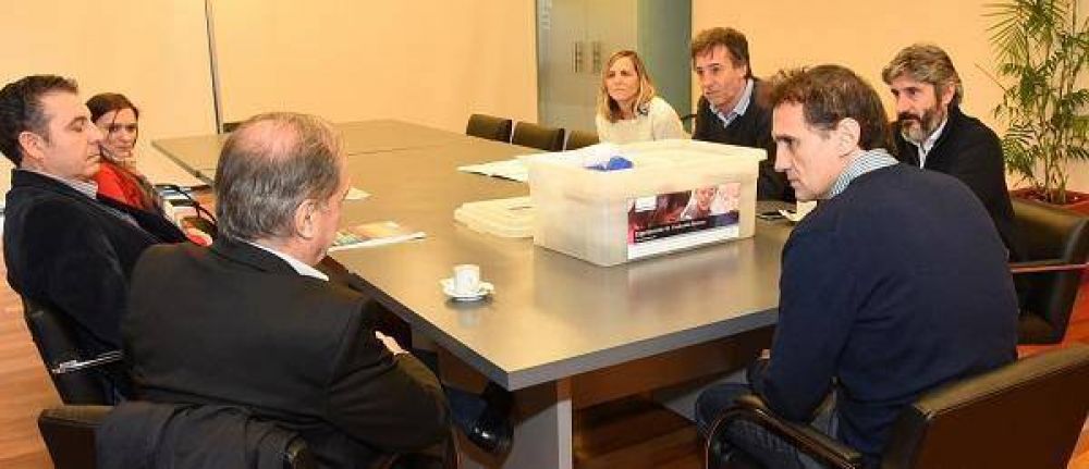 Katopodis firm� un convenio educativo con Fundaci�n Siemens