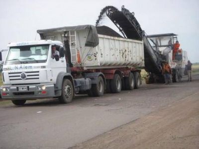 El intendente de Lincoln gestion� bacheo para tramos de las rutas 50 y 68
