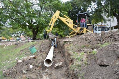 Instalan ca�er�as de impulsi�n en el nuevo sistema de desag�e del parque Camba Cu�