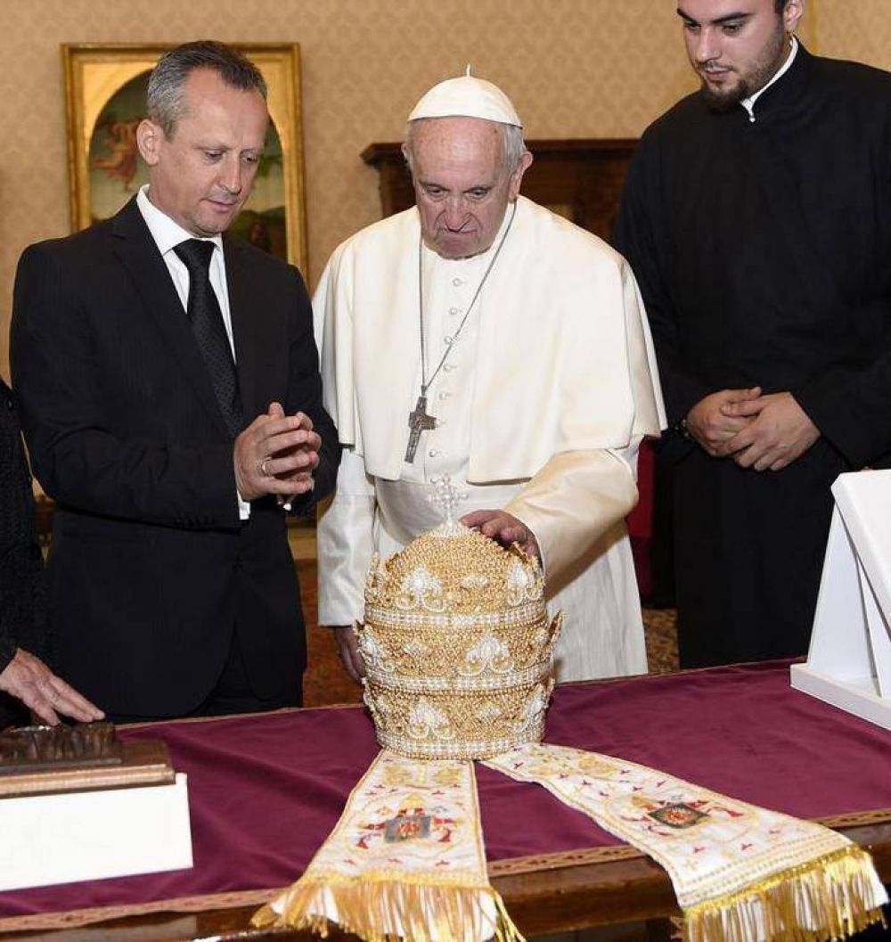 Cada Papa su tiara