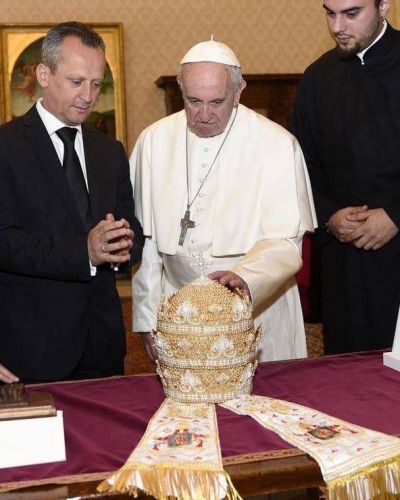 Cada Papa su tiara